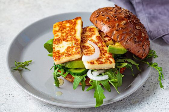 belegdbroodjemetgegrildehalloumientomatentapenade