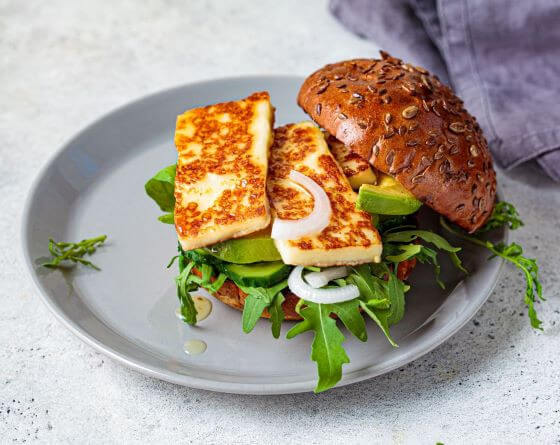 belegdbroodjemetgegrildehalloumientomatentapenade belegdbroodjemetgegrildehalloumientomatentapenade